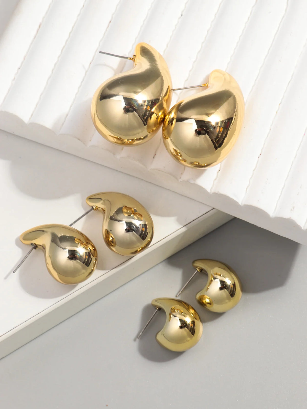 Chic Gold Acrylic Teardrop Earrings™